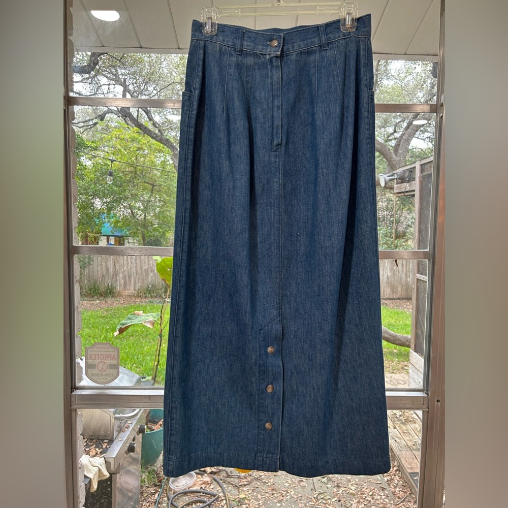 Vintage cute denim skirt with button details- vintage size 10 so fits like 6/8